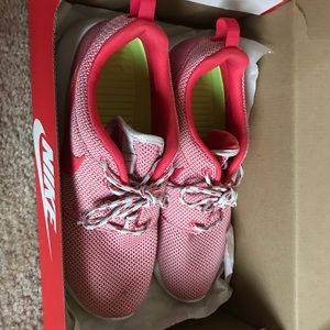 Pink nike roshe